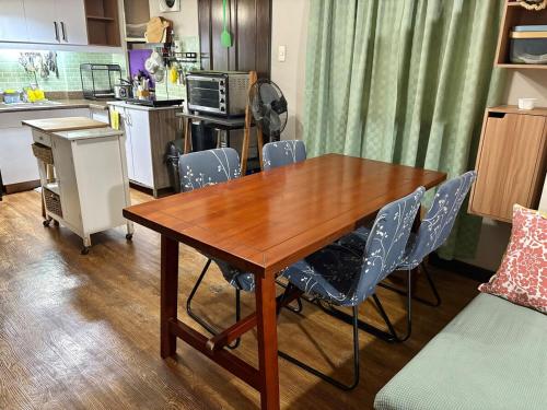 Η κουζίνα ή μικρή κουζίνα στο NEW! 3BR Home in Serene Pasig Condo with Fast Wifi