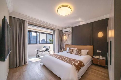a bedroom with a large bed and a window at 上海柠檬汁民宿 Shanghai lemon juic B&B-Shanghai Lemon Deluxe Room 外滩南京西路步行街 in Shanghai