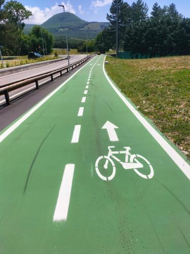 a bike lane on a road with an arrow at Grand Hotel Europa Rivisondoli Centro in Rivisondoli