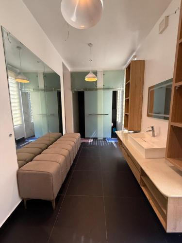 sala de estar con sofá y lavamanos en The Loft Garden, en Lekki