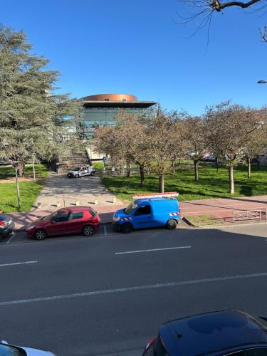 un groupe de voitures garées sur un parking dans l'établissement Studio le Saint Cosme, à Chalon-sur-Saône