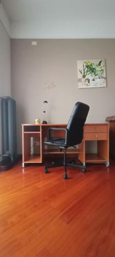 a desk and a chair in a room with a desk and a chair at Casa Vanessa Appartamento in Villa - Humanitas in Pieve Emanuele