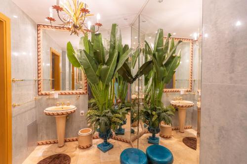 リガにあるRoyal Penthouse Whith Free Parkingのバスルーム(シンク2台、植物付)