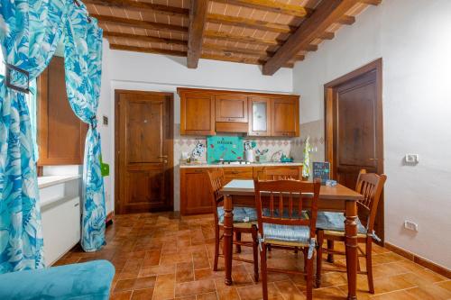 a kitchen with a wooden table and chairs at Agriturismo Meriggio in Semproniano