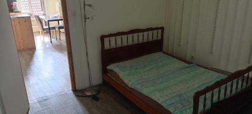 une petite chambre avec un lit dans une pièce dans l'établissement 2 rooms basic, à Belfort