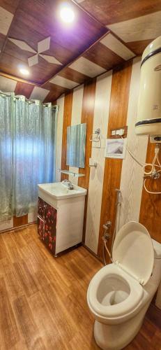 Koupelna v ubytování Luxury Shreen Houseboat