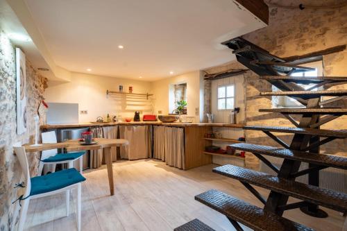 Photo de la galerie de l'établissement Gîte La Poterne - Wifi - Terrasse, à Sainte-Suzanne