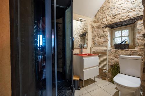 Photo de la galerie de l'établissement Gîte La Poterne - Wifi - Terrasse, à Sainte-Suzanne