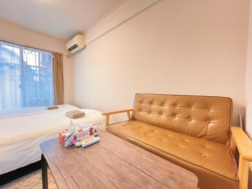 东京Home Story in Tokyo Kanamachi&東京屋語的配有沙发和桌子的酒店房间