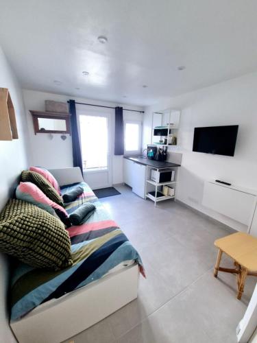 une chambre avec un lit avec des oreillers dessus dans l'établissement Coeur de Bourg La Garnache Studio, à La Garnache