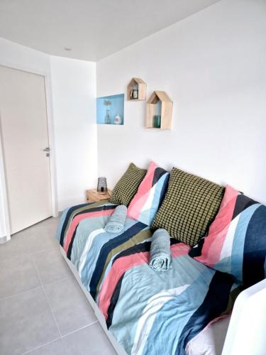 - un canapé avec une couverture dans l'établissement Coeur de Bourg La Garnache Studio, à La Garnache