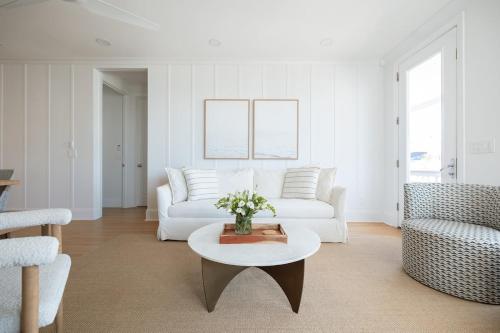 Una sala de estar con un sofá blanco y una mesa. en Allure by Mira-Mar, en Wrightsville Beach