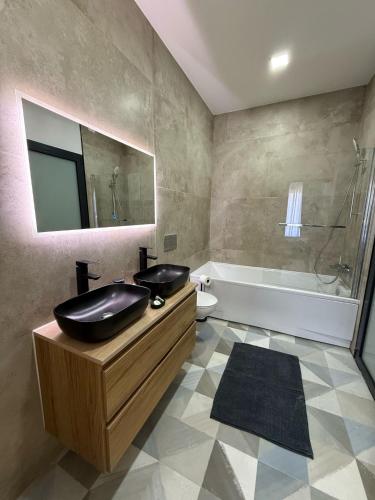 a bathroom with a sink and a bath tub at EXCEPTIONNEL Appartement VERSAILLES in Rocquencourt