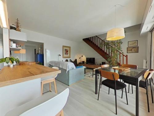 Photo de la galerie de l'établissement T3 Climatisé Dernier Étage Port Hyères - FR-1-826-12, à Hyères