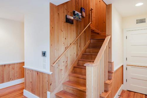 een trap in een huis met houten lambrisering bij 1500 Lumina in Wrightsville Beach