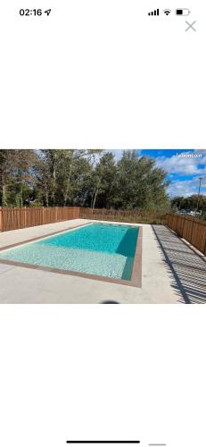 une photo d'une piscine avec une clôture dans l'établissement VILLA VACANCES, à Vias