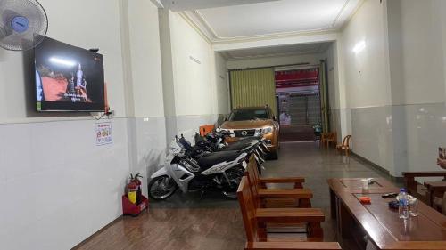 una camera con una moto parcheggiata in un garage di nhà nghỉ thu hiền a Buôn Ma Thuột