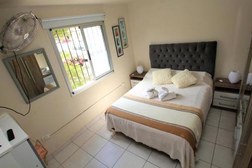 a bedroom with a bed with two towels on it at Alquiler Temporario Departamento Pucará Jujuy in San Salvador de Jujuy