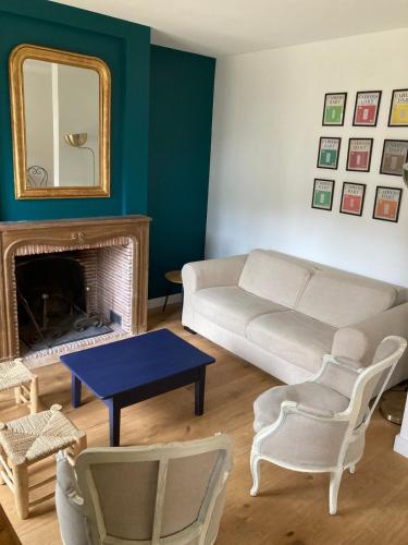 un salon avec un canapé et une cheminée dans l'établissement Family Home between Sea and Forest, à Lanton