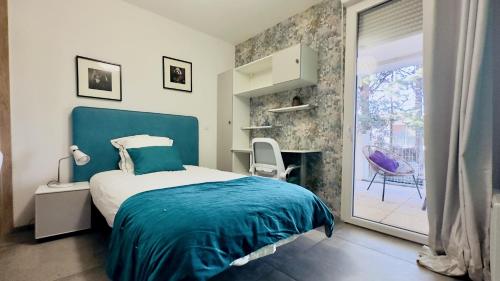 une chambre avec un lit bleu et un balcon dans l'établissement Oppidum Clim et Parking avec Terrasse de 30 m2 YourHostHelper, à Lattes