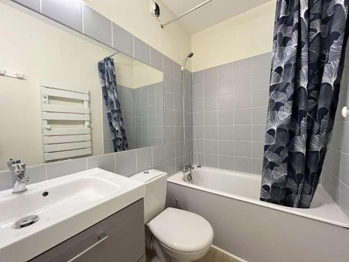 une salle de bain avec un lavabo, des toilettes et une baignoire dans l'établissement STUDIO La Rochelle - LR930-001, à La Rochelle