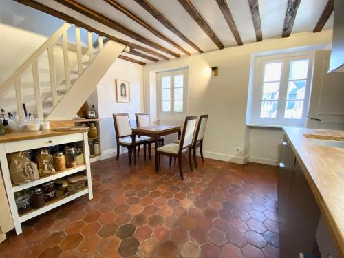 une cuisine avec une table et des chaises dans une pièce dans l'établissement Center next to castle and park, à Versailles