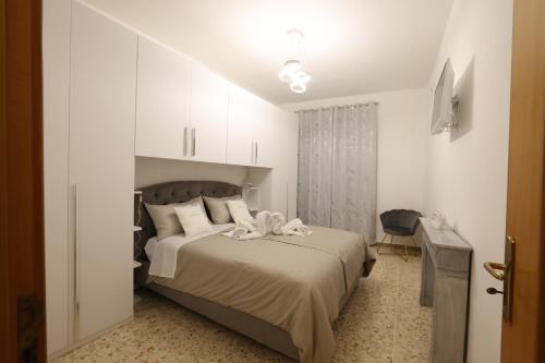 een slaapkamer met een bed met twee knuffels erop bij Casa Indaterr in Mola di Bari