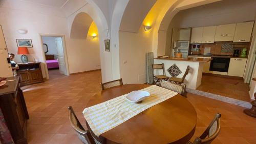 a kitchen and dining room with a table and chairs at L'Affaccio, 4 in Atrani