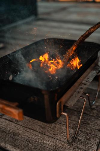 a pan on a table with fire in it at Tiny house XXL in Bant