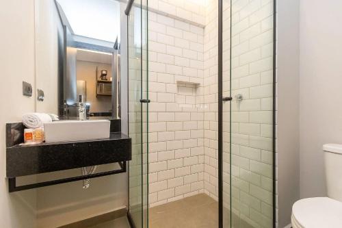 a bathroom with a sink and a shower at Vibe Curitiba by Housi, próximo à Ligga Arena e Praça do Japão in Curitiba