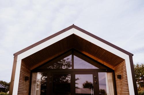 a building with a large window in front of it at Tiny house XXL in Bant