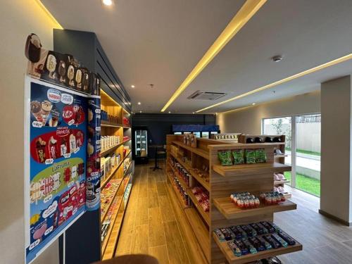 alejka sklepu spożywczego z wieloma produktami w obiekcie Apart Resort Aqualand Salinas w mieście Salinópolis