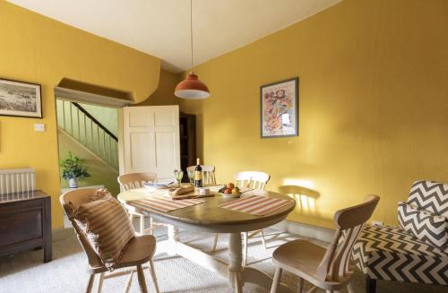 ein Esszimmer mit Tisch und Stühlen in der Unterkunft Palace Garden Cottage in Bishop Auckland