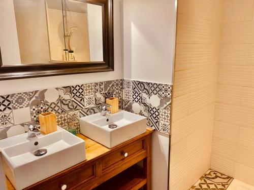 une salle de bain avec deux lavabos et un miroir dans l'établissement Elégant T3 Cannes centre, 10 mn à pieds Palais, Croisette, à Cannes
