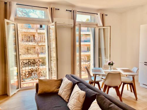 un salon avec un canapé et une table dans l'établissement Elégant T3 Cannes centre, 10 mn à pieds Palais, Croisette, à Cannes