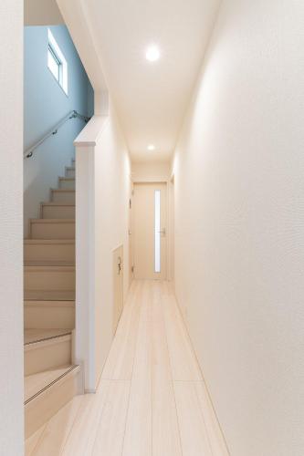 an empty hallway with stairs in a house at 宮泊syukugo宇都宮東口徒歩5分 in Utsunomiya