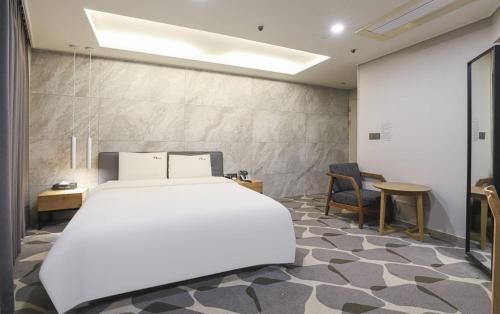 Una cama o camas en una habitación de Seomyeon Haydn Hotel