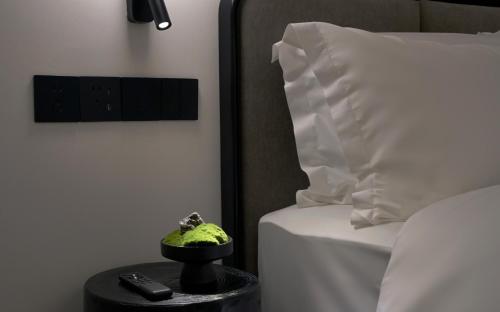 Ένα ή περισσότερα κρεβάτια σε δωμάτιο στο The Moment Hotel