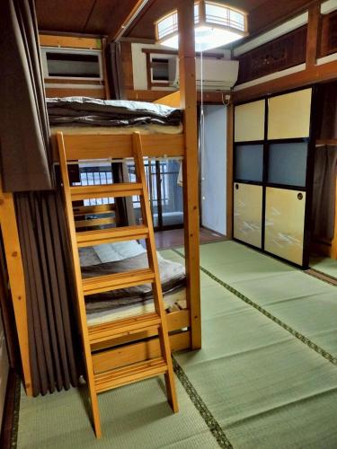 Palanda nebo palandy na pokoji v ubytování 木の家ゲストハウス前橋4号館