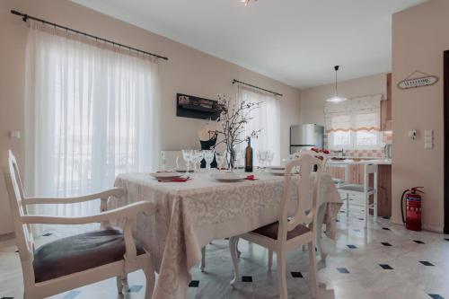 jadalnia ze stołem i krzesłami oraz kuchnia w obiekcie Family Holiday House In Nafplio w Nauplionie