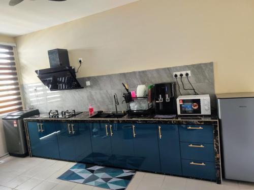 Η κουζίνα ή μικρή κουζίνα στο Home in Port Dickson, Firai Homestay