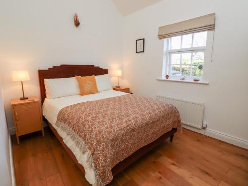 シーハウシズにあるLittle Ternの大きなベッドと窓のある寝室