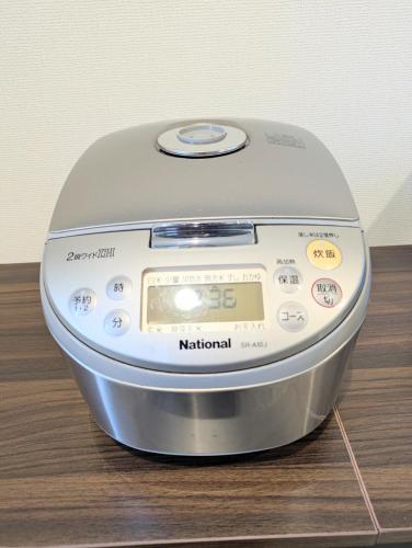 a kitchen scale sitting on top of a wooden table at 宮泊syukugo宇都宮東口徒歩5分 in Utsunomiya