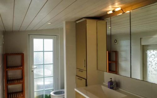 Koupelna v ubytování Maison familiale accueillante à Saint-Michel-en-l'Herm avec jardin