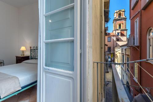Un dormitorio con una cama y una ventana con vistas. en Casa dell'artigiano, en Sorrento