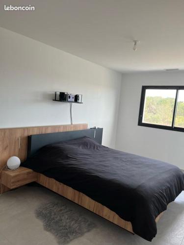 - une chambre avec un grand lit noir dans l'établissement Maison de vacances avec piscine, à Cabestany