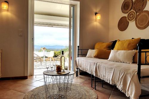 - une chambre avec un lit et une terrasse avec une table dans l'établissement 47m carré - Vue mer 180 degrés - Piscine - Parking, à Saint-Raphaël