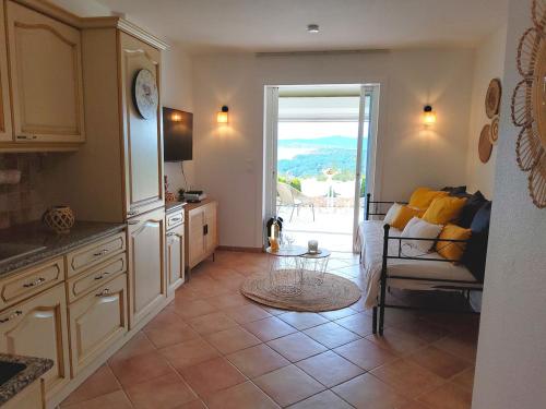 - une cuisine avec un canapé et une table dans une chambre dans l'établissement 47m carré - Vue mer 180 degrés - Piscine - Parking, à Saint-Raphaël