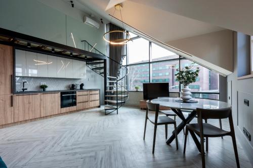 Kuchyň nebo kuchyňský kout v ubytování City Frame Apartment
