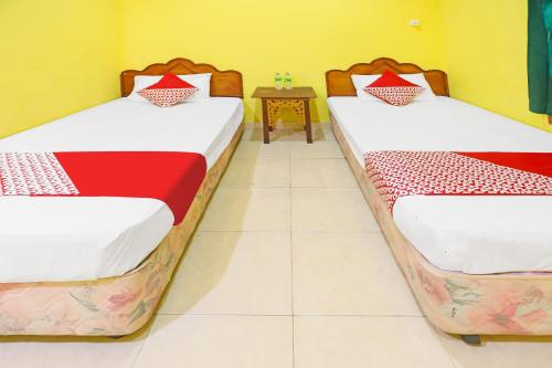 Ένα ή περισσότερα κρεβάτια σε δωμάτιο στο Hotel O Penginapan Sulthan Penyengat Syariah
